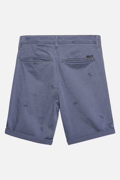Blauwe bermuda van JACK & JONES met gamepad borduursel en opgerolde pijpen.