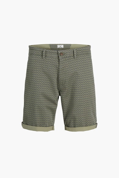 Olijfgroene shorts met blauwe print.