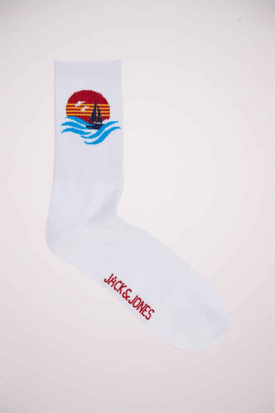 Chaussettes blanches d'ACCESSORIES BY JACK & JONES, avec un imprimé d'un bateau sur les vagues.