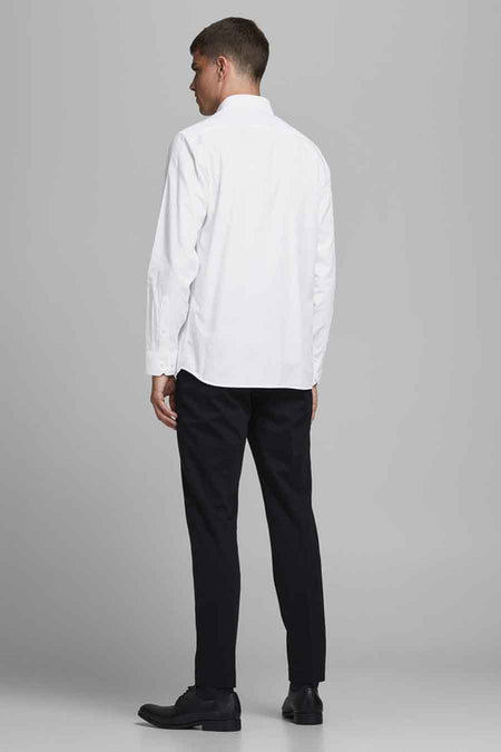 Chemise blanche à manches longues de PREMIUM by JACK & JONES, vue de dos, tissu repassé, coupe ajustée, le modèle porte un pantalon foncé et des chaussures noires