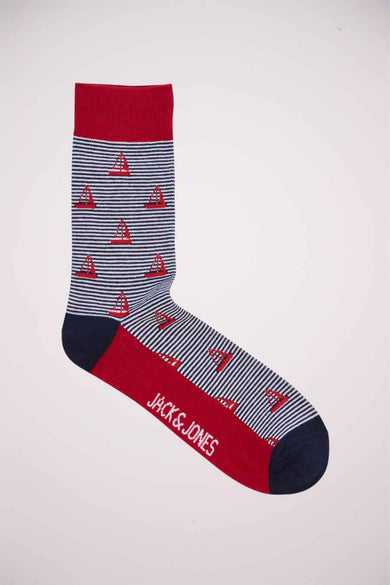 Rode sokken van ACCESSORIES BY JACK & JONES, met een zeilbootmotief en blauwe en witte strepen.
