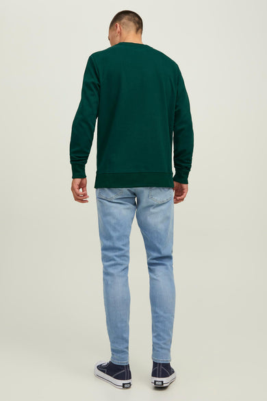 Donkergroene ronde hals sweater van ORIGINALS BY JACK & JONES, achterzijde weergegeven, met ribboorden en casual fit, gedragen met lichtblauwe jeans.