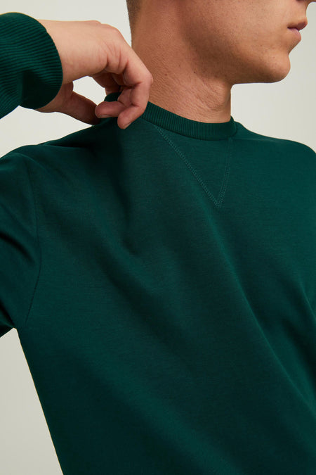 Donkergroene ronde hals sweater van ORIGINALS BY JACK & JONES, close-up op schouder en kraag, ribboord, gladde stof, zijprofiel.