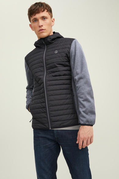 Veste noire de CORE BY JACK & JONES, avec un devant doublé et des manches grises en polaire.