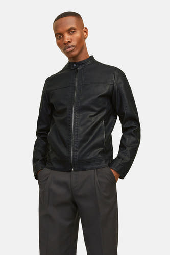 Manteau court noir de CORE BY JACK & JONES, avec fermeture éclair et pantalon gris.