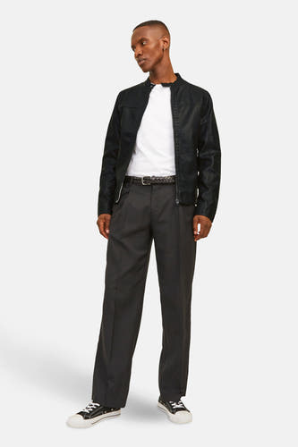 Veste noire de CORE BY JACK & JONES, avec une texture lisse et un détail de la fermeture à glissière sur le côté.