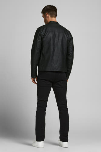 Veste noire de CORE BY JACK & JONES, côté dos visible, avec une texture lisse et des boutons sur les épaules.
