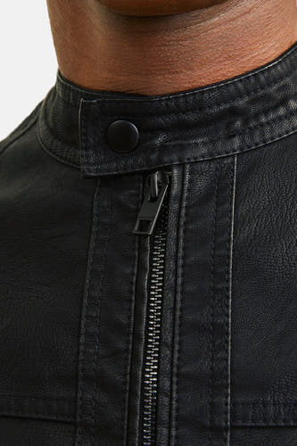Zwarte, korte jas van CORE by JACK & JONES, met een ritssluiting en een knoopsluiting.