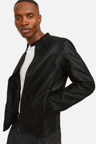 Manteau noir court de CORE BY JACK & JONES, avec une fermeture éclair et des poches, porté sur un T-shirt blanc.