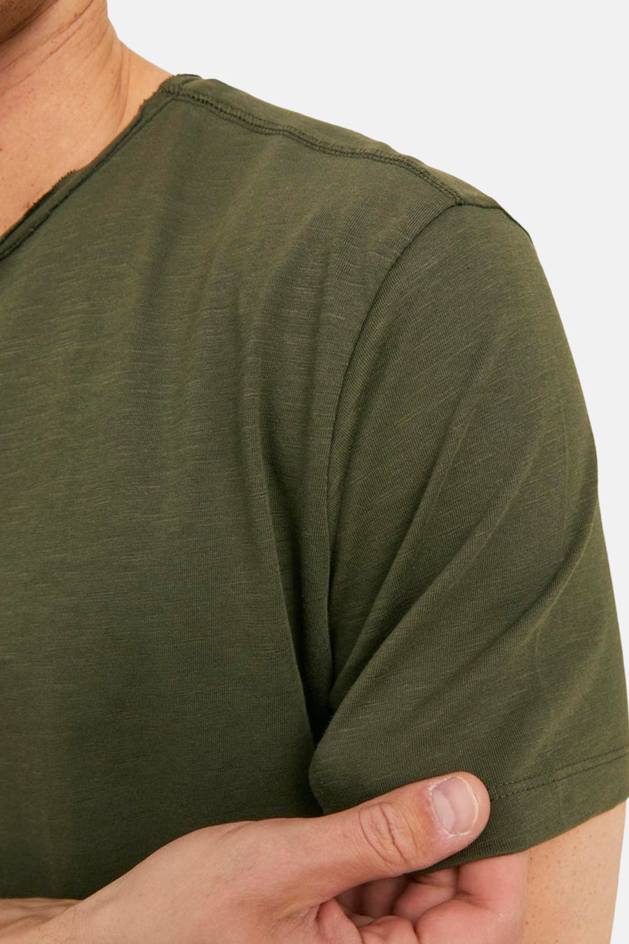 Khaki T-shirt met korte mouwen van CORE BY JACK & JONES, close-up van de schouder en mouw.