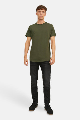 Khaki T-shirt met korte mouwen van CORE BY JACK & JONES, gecombineerd met een donkere jeans en suède schoenen.