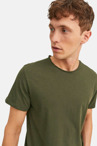Khaki T-shirt met korte mouwen van CORE BY JACK & JONES, close-up van een man die naar links kijkt.