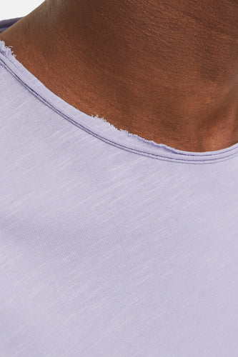 Paars katoenen shirt met gerafelde halslijn.