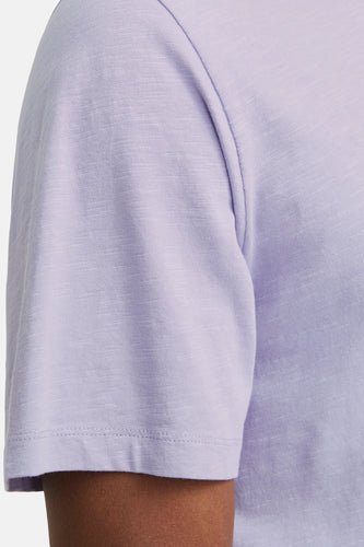 Close-up paars katoenen T-shirt.