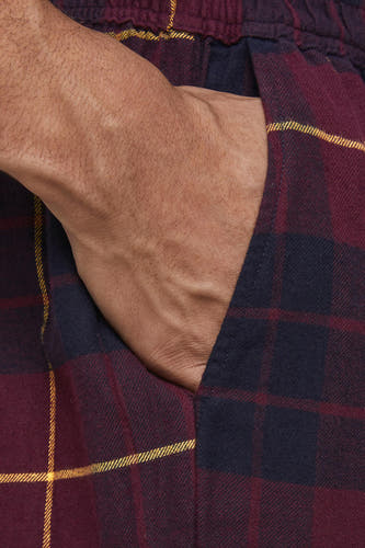 Bordeaux pyjamabroek van ACCESSORIES BY JACK & JONES, met ruitpatroon en een hand in de zak.
