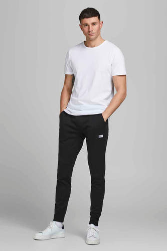 Short de jogging JACK JACK & & JONESANS INTETEIG, combiné avec un T-shirt blanc et des baskets.