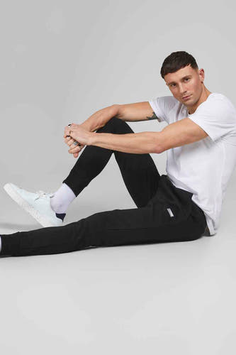 Short de noir JACK & & J &ONES J INTETETE, combinéé un T-shirt blanc et des baskets blanches.