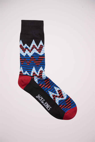 Bruine sokken van ACCESSORIES BY JACK & JONES met zigzagpatroon in blauw, rood en wit, met zwarte boord en teen.