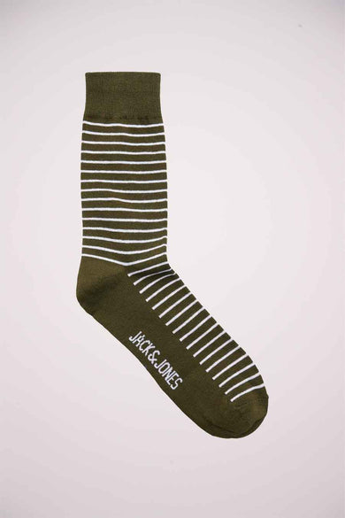 Groene sokken van ACCESSORIES BY JACK & JONES met witte horizontale strepen over de gehele sok.