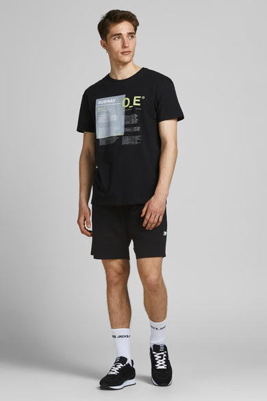 Zwarte korte broek van JACK & JONES JEANS INTELLIGENCE, met opgerolde pijpen en zakken, gedragen in lifestyle shot met zwart T-shirt en sneakers.