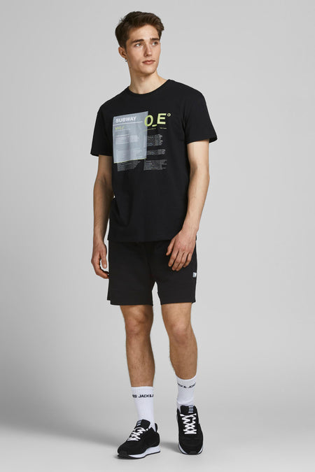 Zwarte korte broek van JACK & JONES JEANS INTELLIGENCE, met opgerolde pijpen en zakken, gedragen in lifestyle shot met zwart T-shirt en sneakers.