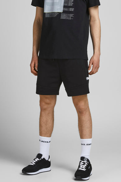 Zwarte katoenen shorts van JACK & JONES JEANS INTELLIGENCE met opgerolde pijpen en zijzak, vooraanzicht op model in casual outfit