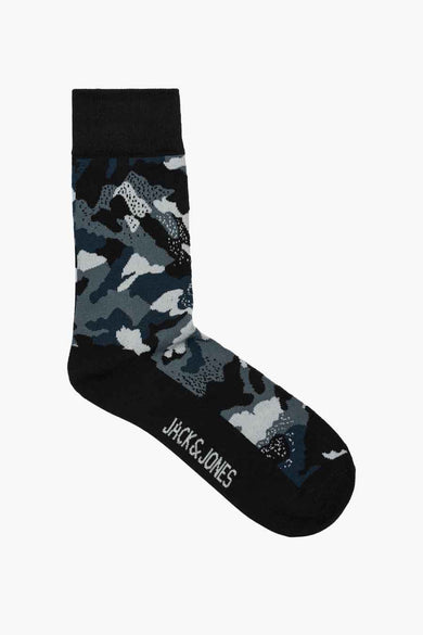 Witte sok met camouflageprint en zwarte rand van ACCESSORIES BY JACK & JONES, zijaanzicht met logo op teen