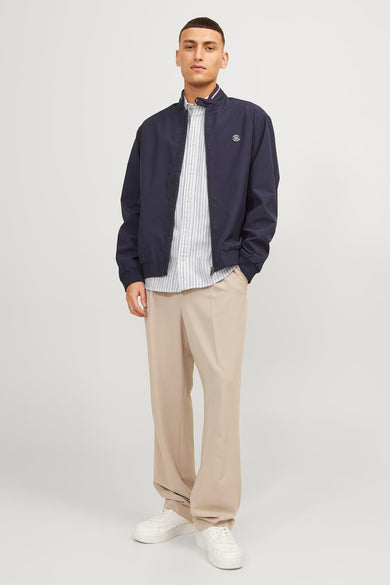 Blau, chemisée à rayures avec longues manches de PREMIUM by JACK & JONES, portée sous un manteau bleu marine.