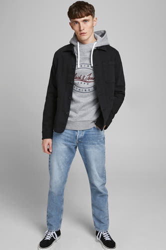 Jean slim de JACK & JONES JEANS INTELLIGENCE, associé à une hoodie et un chemise noire et des chaussures noires.