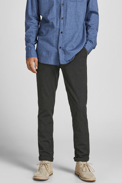 Pantalon gris de JACK & JONES, avec une texture subtile, un bouton et un étiquette.