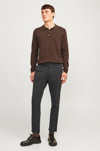 Bruine broek van JACK & JONES JEANS INTELLIGENCE, met ruitpatroon en zwarte schoenen.
