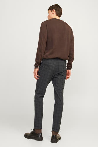 Bruine broek van JACK & JONES JEANS INTELLIGENCE, met ruitpatroon, gedragen met een bruine trui en zwarte schoenen.