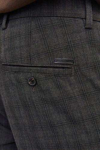 Bruine broek van JACK & JONES JEANS INTELLIGENCE, met ruitpatroon en knoopdetail op de achterzak.
