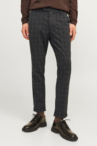 Grijze broek met ruitpatroon van JACK & JONES JEANS INTELLIGENCE, met bruine trui en zwarte schoenen.
