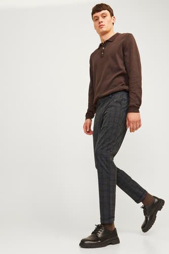 Bruine broek van JACK & JONES JEANS INTELLIGENCE, met ruitpatroon, gecombineerd met bruine polo en zwarte schoenen.
