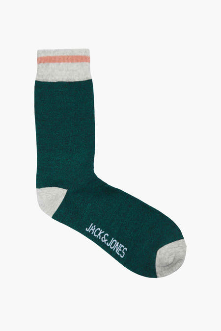 Chaussettes vertes d'ACCESSORIES BY JACK & JONES, avec des rayures grises et roses sur le dessus et une pointe grise.