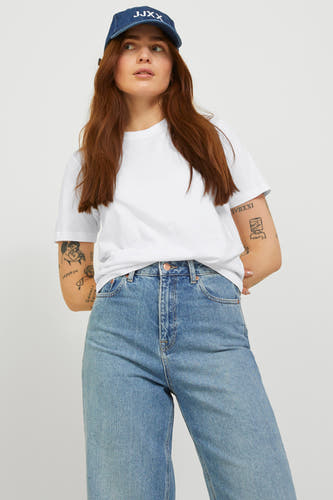 T-shirt blanc de JJXX, porté avec des jeans larges et des loafers noirs, vue arrière.