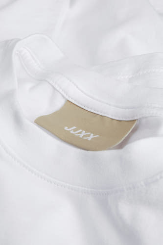 T-shirt blanc de JJXX, gros plan sur la ligne du col avec un étiquette brune.