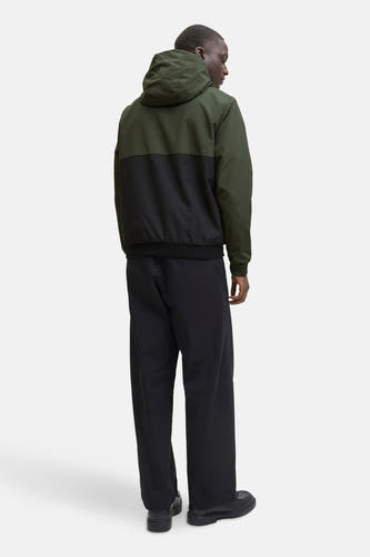 Veste de pluie verte d'ORIGINALS BY JACK & JONES, avec une bande contrastante noire et un capuchon, vue de derrière.