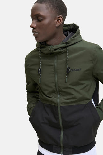 Veste de pluie verte d'ORIGINALS BY JACK & JONES, avec des détails noirs et un capuchon avec cordon.