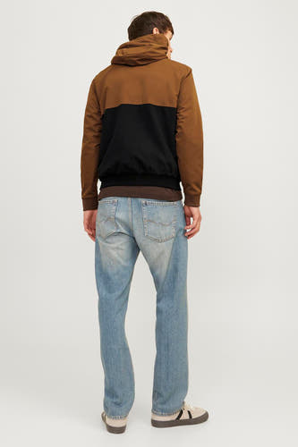 Veste courte marron de ORIGINALS BY JACK & JONES, avec des détails noirs et une capuche, vue de dos, combinée avec un jean.
