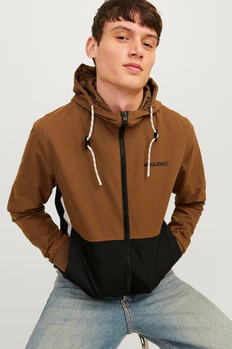 Veste courte marron de ORIGINALS BY JACK & JONES, avec capuche, accents noirs et fermeture éclair, portée sur un jean.