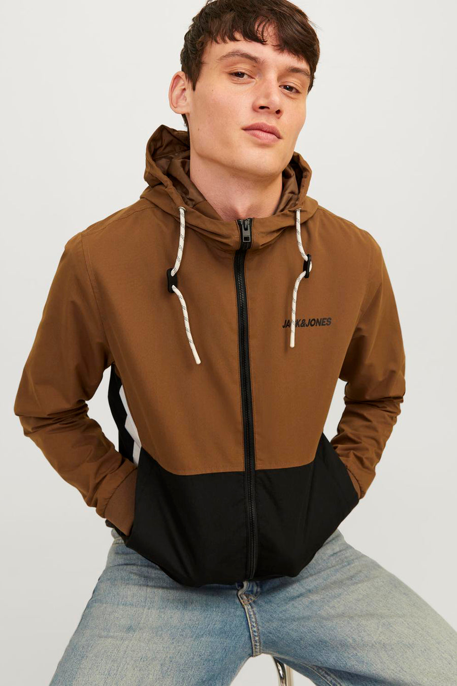 Veste courte marron de ORIGINALS BY JACK & JONES, avec capuche, accents noirs et fermeture éclair, portée sur un jean.