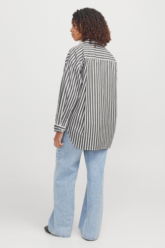 Wit overhemd met lange mouwen van JJXX, met een gestreept patroon en gedragen met blauwe jeans.
