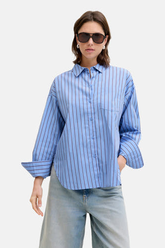 Chemise bleue rayée à longues manches de JJXX, avec des manches retroussées et une poche poitrine.