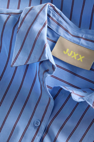 Chemise bleue rayée à manches longues de JJXX, avec un col et une fermeture à boutons.