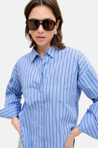 Chemise bleue à manches longues de JJXX, avec des rayures rouges, une fermeture à boutons et une poche poitrine.