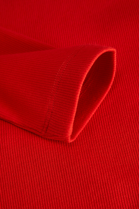 Rood T-shirt met lange mouwen van JJXX, met een ribgebreide textuur en een lange mouw die schuin in beeld ligt.
