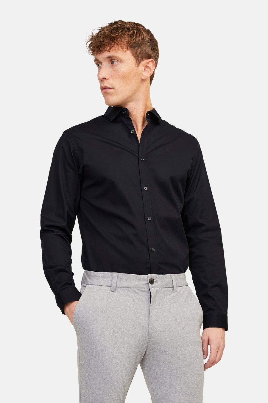 Zwart overhemd van PREMIUM by JACK & JONES, met lange mouwen en gedragen met grijze pantalon.
