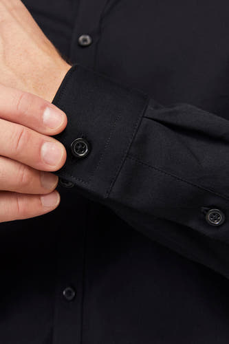 Zwart overhemd met lange mouwen van PREMIUM by JACK & JONES, close-up van de manchet en knoopsluiting.